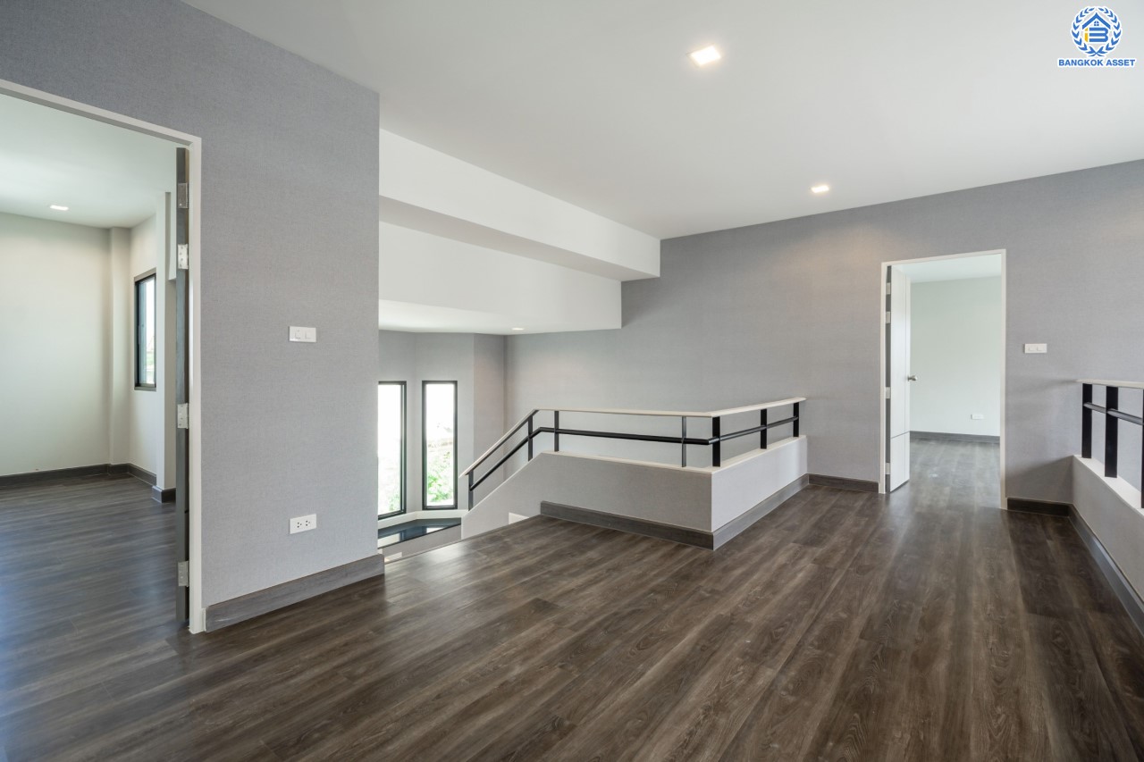 คฤหาสน์หลังใหญ่ตกแต่งใหม่ ม.บ้านสวนดอกไม้ ปิ่นเกล้า ดีไซน์สุด Luxury เนื้อที่ 154.5 ตร.ว. บนพื้นที่ใช้สอยถึง 435 ตร.ม. ฟังก์ชันจัดเต็ม 5 ห้องนอน 6 ห้องน้ำ 1 ห้องแม่บ้าน 2 ห้องอเนกประสงค์ (มีเรือนรับรองด้านข้าง พร้อมห้องน้ำในตัว) จอดรถได้ถึง 4 คัน บนทำเลเชื่อมต่อเมืองอย่างรวดเร็ว ใกล้ทางคู่ขนานลอยฟ้าบรมราชชนนี ทางด่วน "กาญจนาภิเษก" ม.มหิดล และเซ็นทรัลปิ่นเกล้า